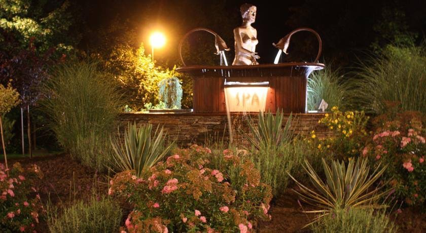 Blumengarten und beleuchteter Brunnen